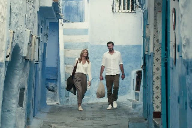 Laura Dern e Liam Hemsworth nel film romance Lonely Planet in uscita