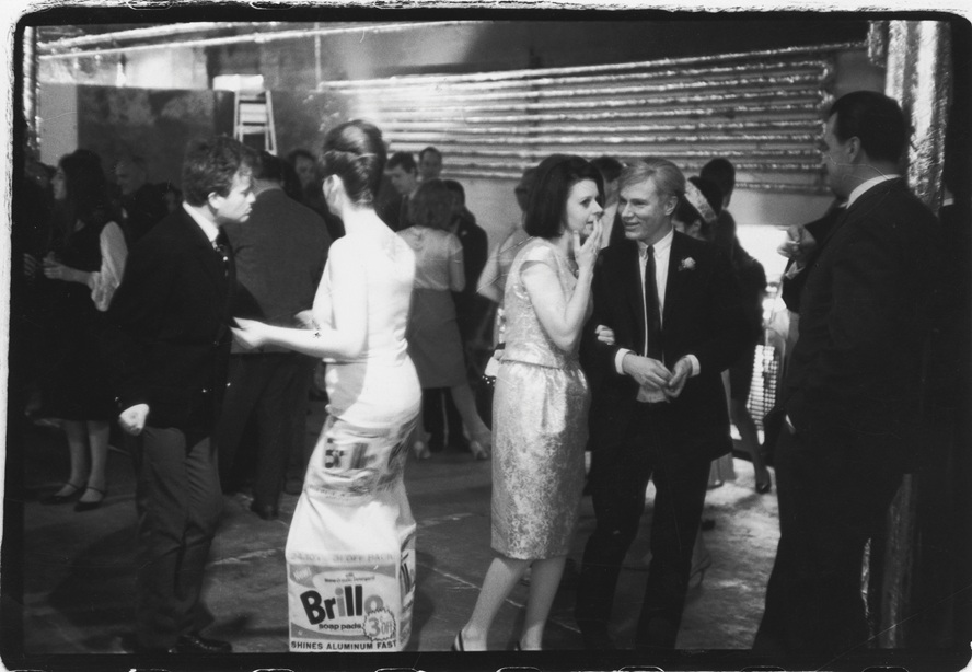 mostra-gorizia--andy-warhol.-beyond-borders---immagini-Frank_McDarrah,_At_a_Factory_Party,_1965._Photograph_Fred_W._McDarrah_MUUS_Collection.jpg