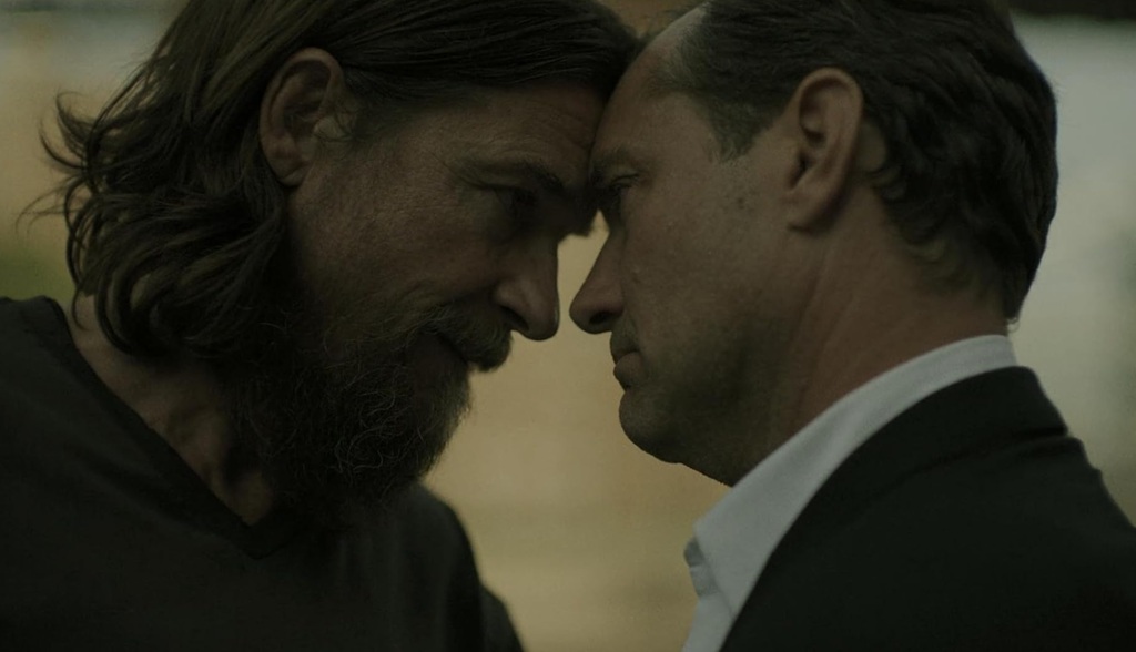 Recensione serie tv crime Black Rabbit con Jude Law e Jason Bateman
