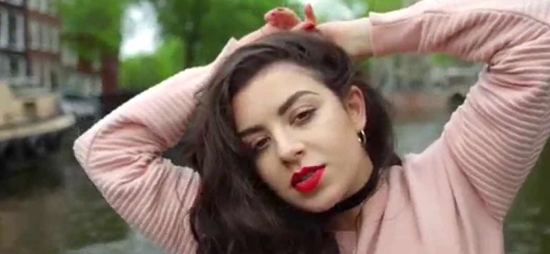 Film drama The Moment, vita da popstar con Charli XCX e Alexander Skarsgård