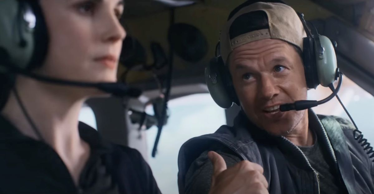Film thriller Flight Risk - Trappola ad alta quota in prima tv, Mel Gibson dirige Mark Wahlberg