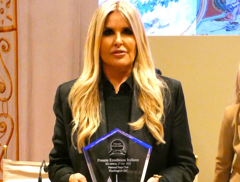 Tiziana Rocca riceve il premio per l’Eccellenza Italiana, come direttrice del Taormina Film Festival