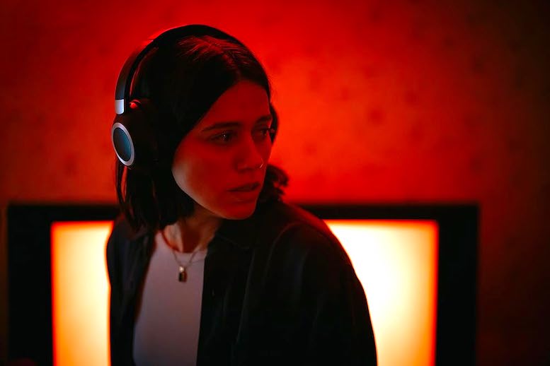 Film horror Undertone, podcast paranormale con Nina Kiri e Kris Holden-Ried